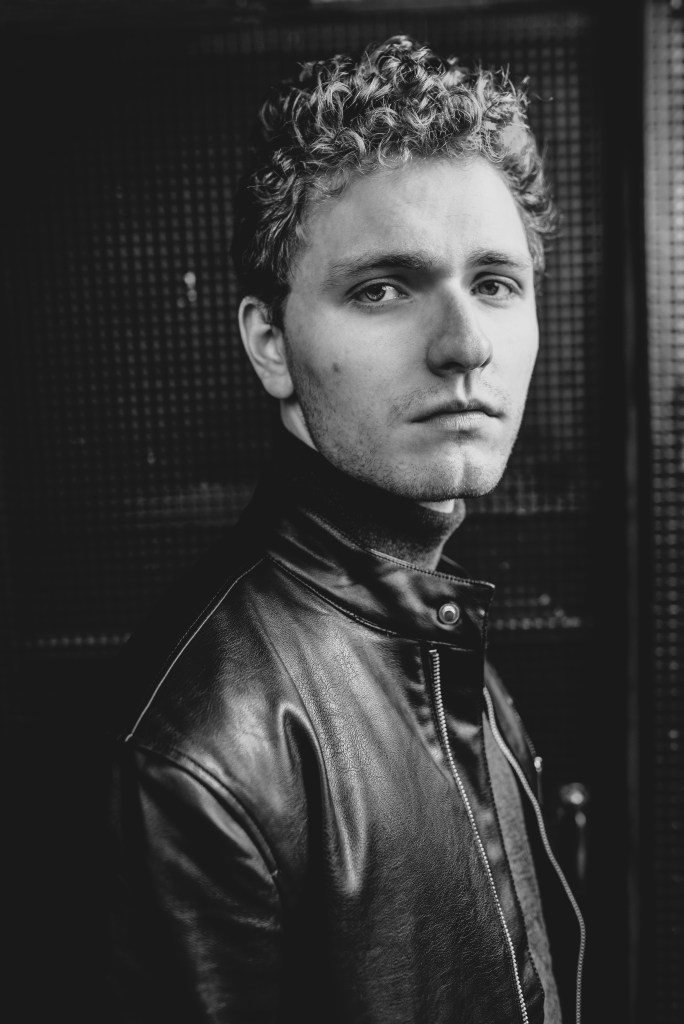 Lukas Baeskow Schauspieler Sänger Musical Vita Kontakt Projekte grau ernst Foto Portrait