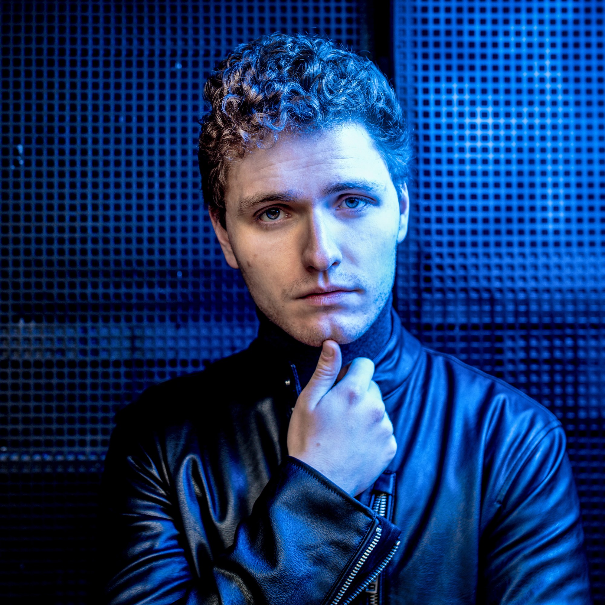 Lukas Baeskow Schauspieler Sänger in schwarzer Lederjacke cool