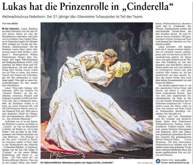 Lukas Baeskow küsst im Musical Cinderella die Prinzessin in weißem Kostüm mit Krone märchenhaft