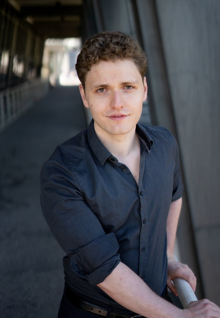 Lukas Baeskow schaut gefasst und hält sich an Geländer fest