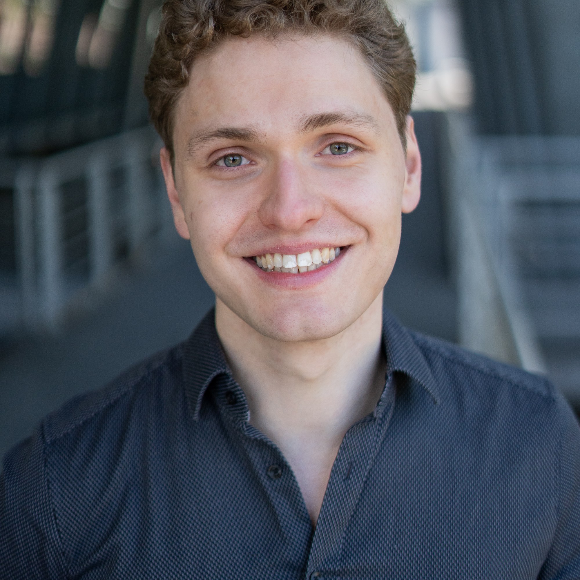 Lukas Baeskow Schauspieler Sänger lächelnd