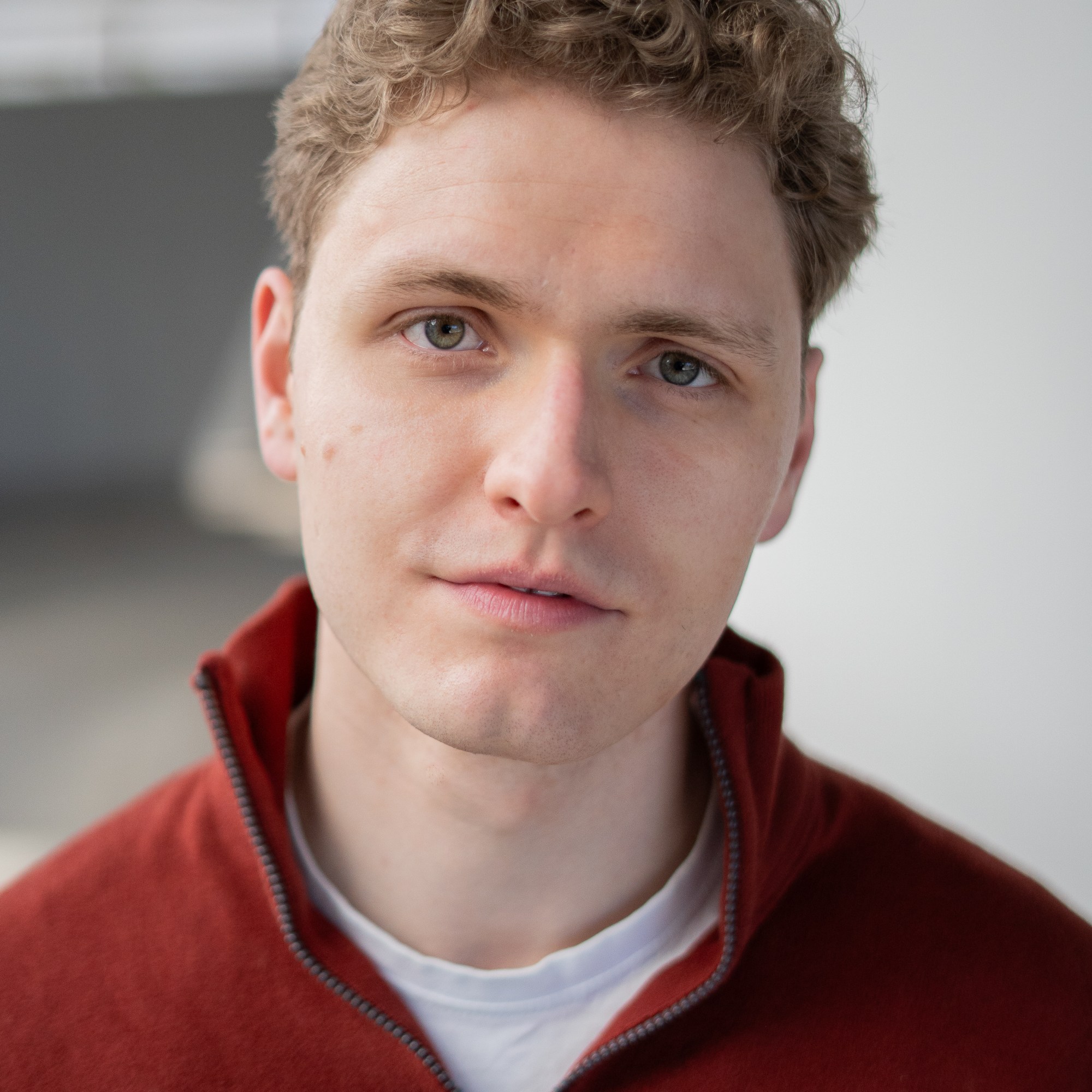 Lukas Baeskow Schauspieler Sänger ernster Blick roter Pullover