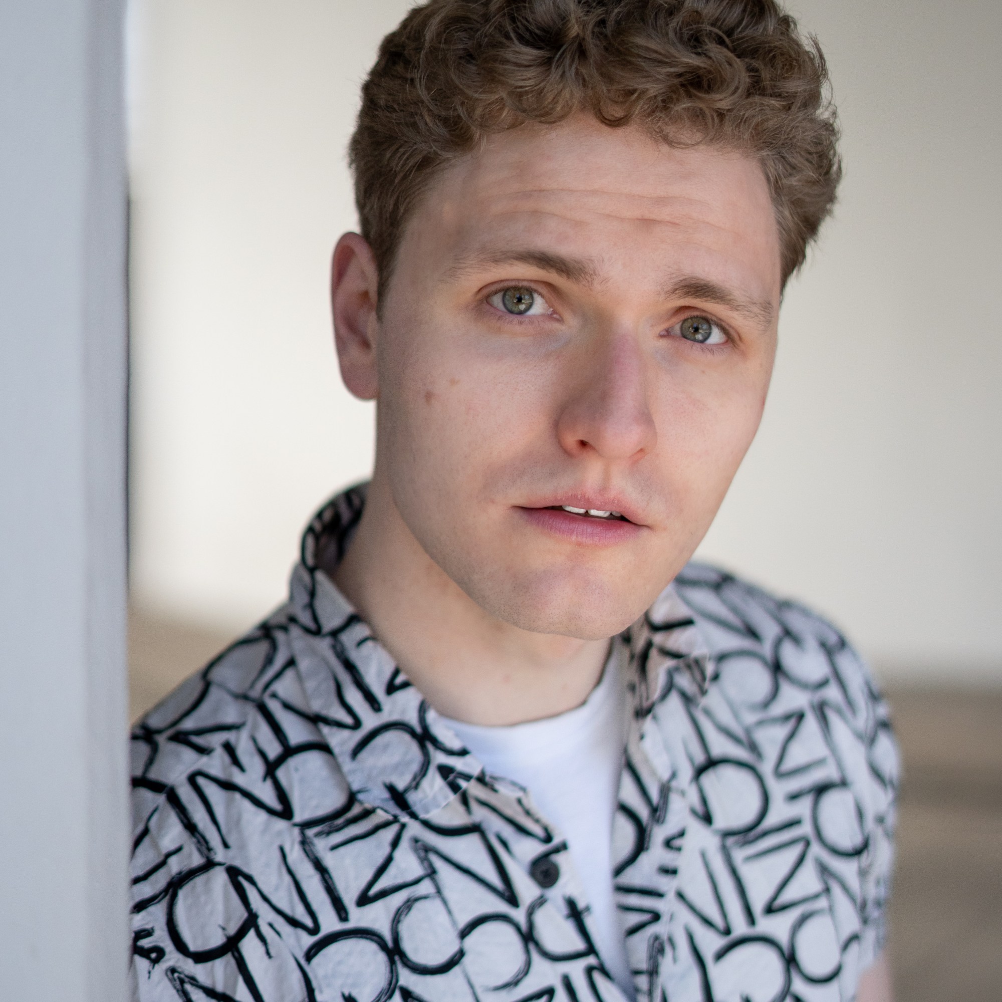 Lukas Baeskow Schauspieler Sänger ernster Blick weißes Hemd